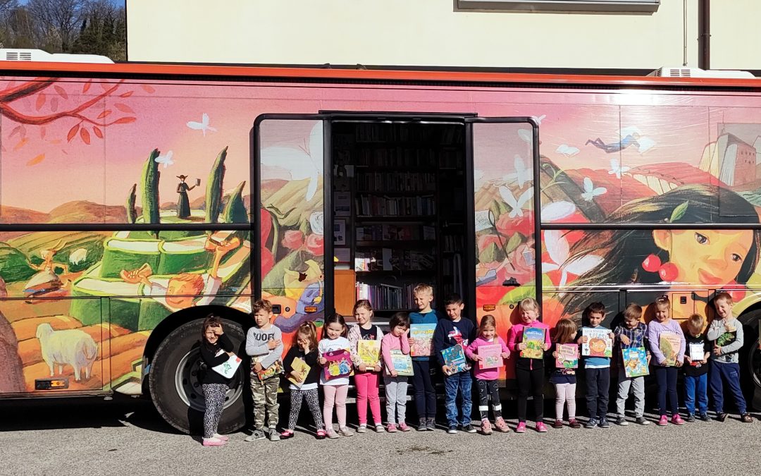 Otroci iz skupine čebele, so obiskali knjižnicona kolesih – BIBLIOBUS